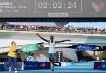 Джон Корір перемагає у Валенсії з третім найкращим часом року